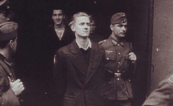 SovetskijSlova1's tweet image. Французские коммунисты, которых ведут на расстрел.
Франция, апрель 1942 г.
Героическая партия расстрелянных. Так во Франции называли во время немецко-фашистской оккупации Французскую Коммунистическую Партию. Гитлеровцы расстреляли 75 тысяч французских коммунистов.