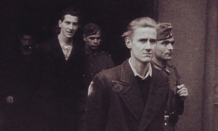 SovetskijSlova1's tweet image. Французские коммунисты, которых ведут на расстрел.
Франция, апрель 1942 г.
Героическая партия расстрелянных. Так во Франции называли во время немецко-фашистской оккупации Французскую Коммунистическую Партию. Гитлеровцы расстреляли 75 тысяч французских коммунистов.