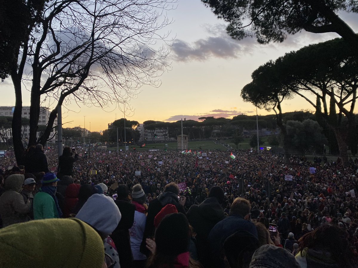 Ci sono alcune manifestazioni che appartengono ormai ad ognuno/a di noi. 
Penso all’8 marzo, ai Pride, al 1 maggio ed anche al 25 novembre. 

Nessuna piattaforma politica scritta da comitati promotori potrà mai cambiare lo spirito di quelle date che contengono messaggi semplici e