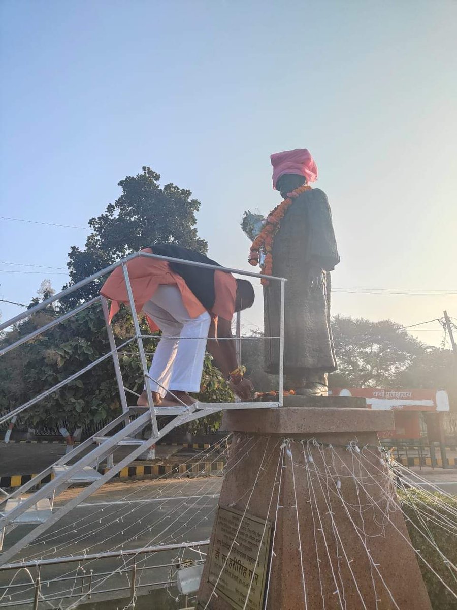harshyadavdeori's tweet photo. आज प्रातः डॉक्टर गौर की नगरी सागर पहुंचकर बुंदेलखंड के गौरव, डॉ हरिसिंह गौर जी की जयंती के अवसर पर गौर प्रतिमा पर पुष्प अर्पित कर श्रद्धांजलि दी। https://t.co/Z3z5Qz9gbu