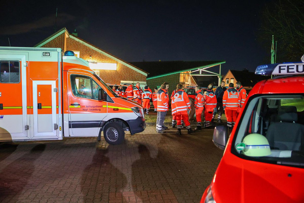 CrimeNewsHH's tweet photo. Fehde unter verfeindeten #Jugendlichen in #Schwarzenbek - Großeinsatz der #Polizei

Fotos: BlaulichtNews 

https://t.co/CTcJVan60c https://t.co/i8V9zrdqvJ