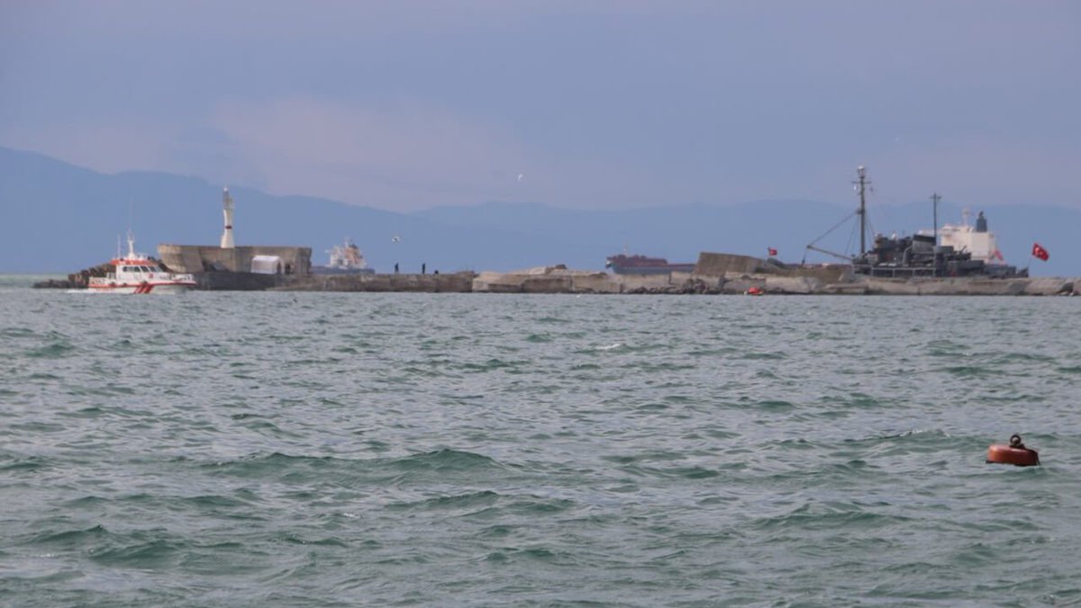 Zonguldak'ta batan 'Kafkametler' isimli geminin mürettebatından kayıp 7 denizciyi bulmak için yapılan çalışmalar olumsuz hava şartları nedeniyle durduruldu.