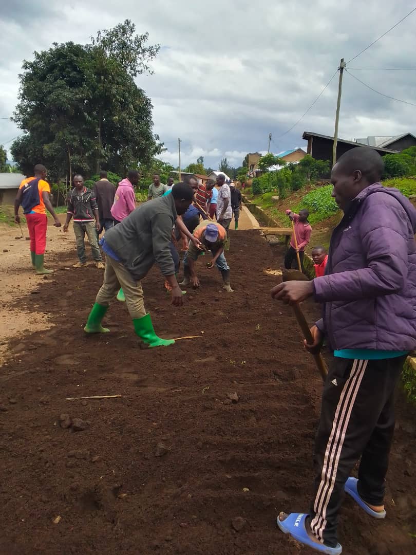 NYC_Rubavu's tweet photo. Uyu munsi urubyiruko rwo  mu mirenge yose igize @rubavuDistrict twakoze #umuganda wibanze cyane ku kurwanya isuri  no kubungabunga ibidukikije, 
N'umuganda witabiriwe n'inzego z'ubuyobozi zitandukanye  ndetse n'abaturage murirusange.
@RyvcpRubavu
@RwandaYouth
@RwandaLocalGov https://t.co/QyR9G5H6JT