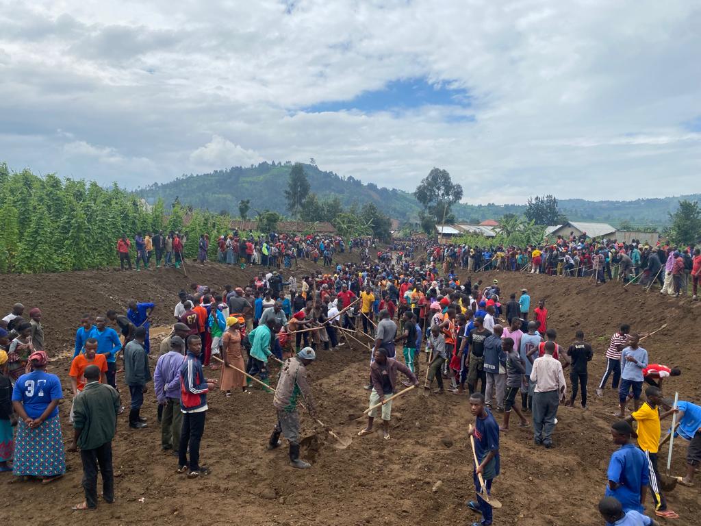 NYC_Rubavu's tweet photo. Uyu munsi urubyiruko rwo  mu mirenge yose igize @rubavuDistrict twakoze #umuganda wibanze cyane ku kurwanya isuri  no kubungabunga ibidukikije, 
N'umuganda witabiriwe n'inzego z'ubuyobozi zitandukanye  ndetse n'abaturage murirusange.
@RyvcpRubavu
@RwandaYouth
@RwandaLocalGov https://t.co/QyR9G5H6JT