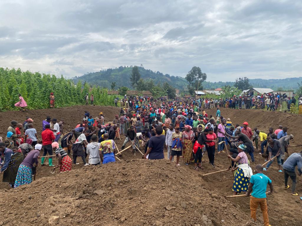 NYC_Rubavu's tweet photo. Uyu munsi urubyiruko rwo  mu mirenge yose igize @rubavuDistrict twakoze #umuganda wibanze cyane ku kurwanya isuri  no kubungabunga ibidukikije, 
N'umuganda witabiriwe n'inzego z'ubuyobozi zitandukanye  ndetse n'abaturage murirusange.
@RyvcpRubavu
@RwandaYouth
@RwandaLocalGov https://t.co/QyR9G5H6JT