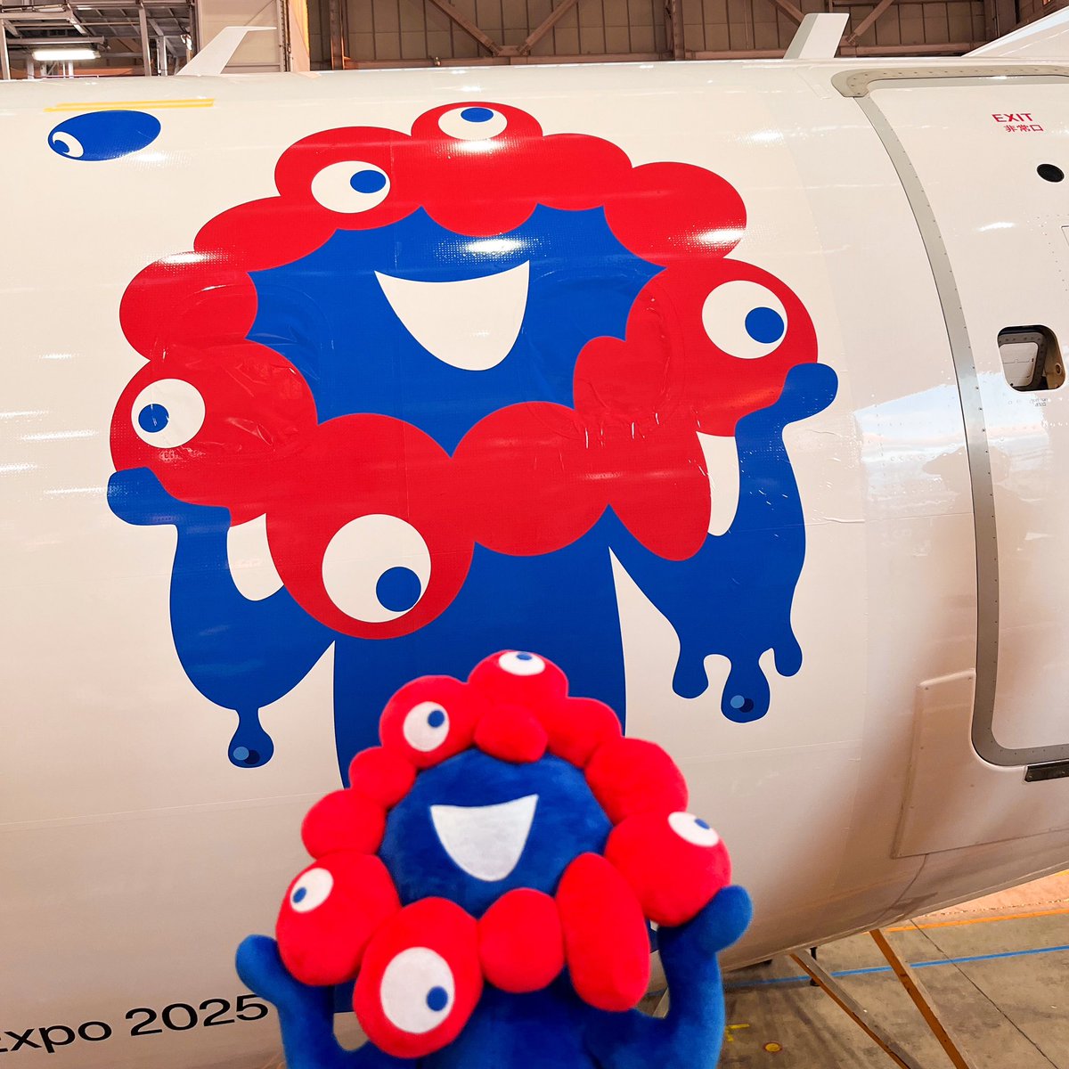 28日からは、ミャクミャクが描かれたすてきなJALの飛行機が日本の空を