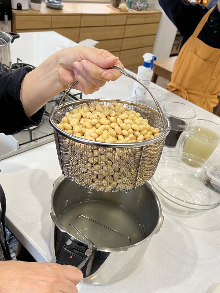 「手作り調味料研究家のオザワエイコさんのご指導のもと、味噌を手作りしてきた。基本の」|宮川サトシ@4/21 ワンオペJOKER③発売予定のイラスト