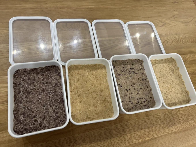 手作り調味料研究家のオザワエイコさんのご指導のもと、味噌を手作りしてきた。基本の倍麹味噌、麦子味噌、黒豆味噌、小豆味噌の四種類。少し先の食事のために何か食べ物を仕込むという行為は、将来何か食ってる自分を想像できるからなのか、妙に癒される。手前味噌ブームが来そうな予感…! 