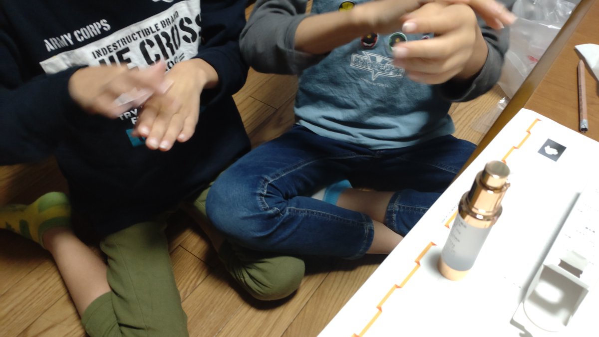 tomstream5's tweet photo. #子供の科学
#NESTLAB
#ネストラボ
#コラーゲン
楽しく実験に参加できました。
コラーゲンについて、その使われ方などとても丁寧に教えていただき、興味津々な様子でした。
ママのために化粧水は取っておいたよ(笑) https://t.co/7iV9GGwkwh