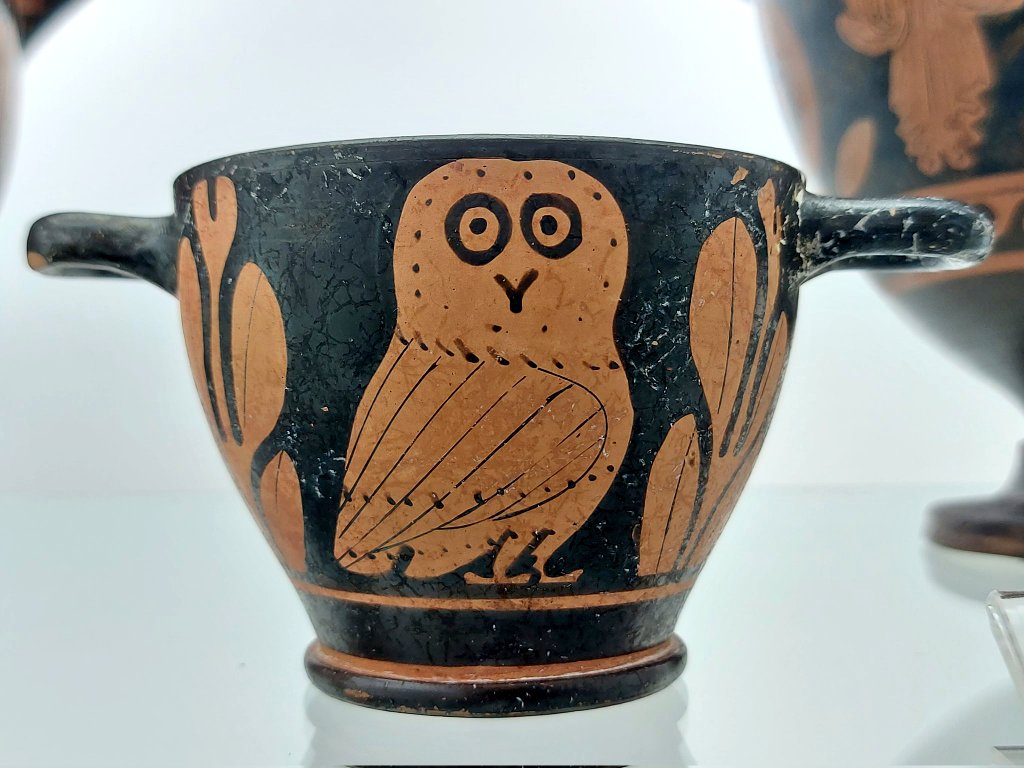 #SundayMorningMood: a #Greek skyphos (a two handled drinking cup), decorated with an adorable and somewhat bewildered, googly-eyed #owl.

Dating second half of the 5th century BC.

On display at Museum August Kestner, Hannover.