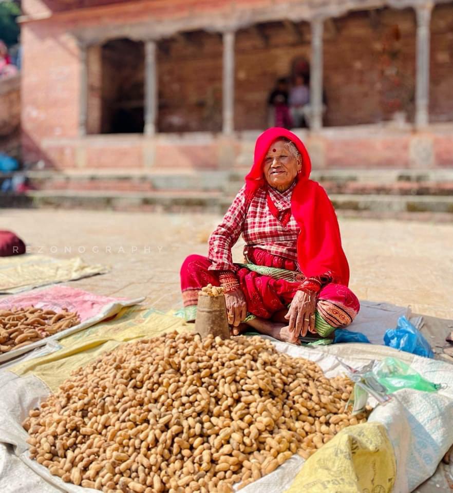 RONBupdates's tweet photo. घाम ताप्दै बदाम खाने मौसम पनि सुरु: Grandmother selling peanuts (बदाम) at Changunarayan Temple, Bhaktapur❤️ #localProductions
Pic. Rezon Manandhar https://t.co/A34oi0Ae4q
