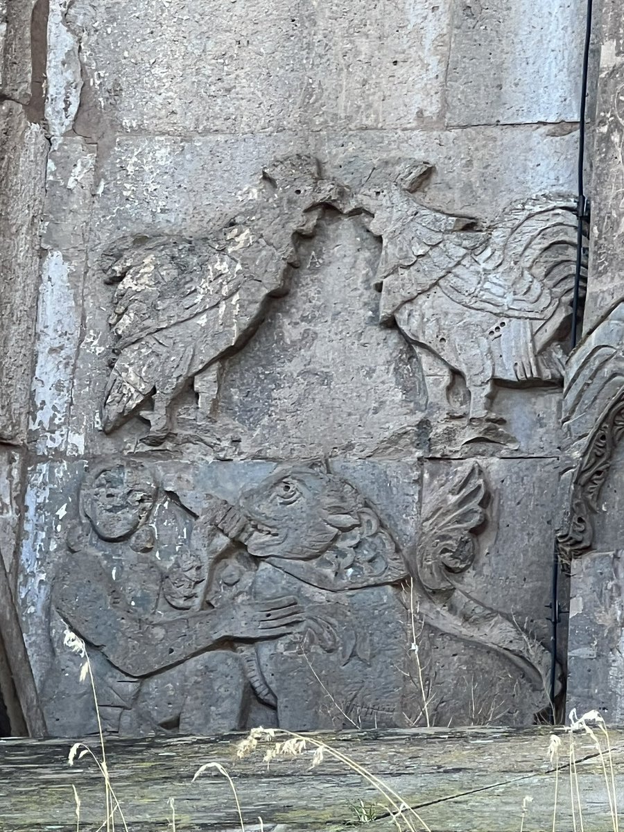 Van, Ahtamar Adası, Surp Haç Kilisesi. Kilise, 915-921 arasında, Vaspurakan Prensi I. Gagik tarafından inşa ettirilmiş. Kilisenin mimarı, Manuel adlı bir keşiş. Yapının pas rengi kumtaşı, Diyarbakır yakınlarından getirilmiş. Yapının cephesi olağanüstü tasvirlerle bezeli