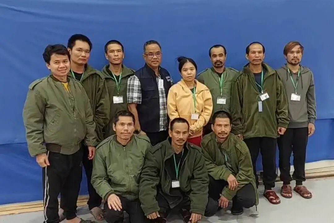 Das sind die freigelassenen Thais, die am 7. Okt. von der Hamas nach #Gaza verschleppt worden waren. Kaum jemand erwähnte oder berichtete über sie, die auf den Feldern der angegriffenen Kibbuzim gearbeitet hatten. Auch in Gefangenschaft blieben sie namenlose Arbeitsmigrant*innen.
