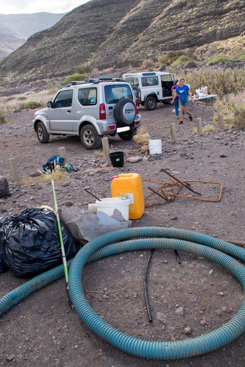 Bioagaete's tweet photo. Ayer, junto a @oceans4_life hicimos una batida de limpieza de micro y macro plásticos en la Playa de El Risco (Agaete). Las imágenes hablan por sí solas...🚮♻️ https://t.co/GNGymmKoOj