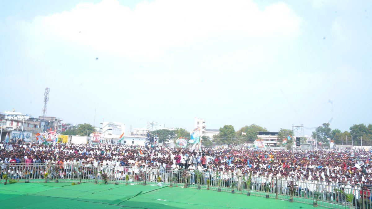 CParnikareddy's tweet photo. నారాయణపేట నియోజకవర్గంలో ఈరోజు రేవంత్ రెడ్డి గారి విజయ భేరీ భారీ బహిరంగ సభను విజయవంతం చేసిన ప్రతీ ఒక్కరికీ పేరు పేరునా ధన్యవాదాలు..

#chittemparnikareddy #chittemabhijayreddy #KSR #kumbamshivakumarreddy #telanganaelections2023 #RevanthReddy #RahulGandhi https://t.co/lHrzO9vA56