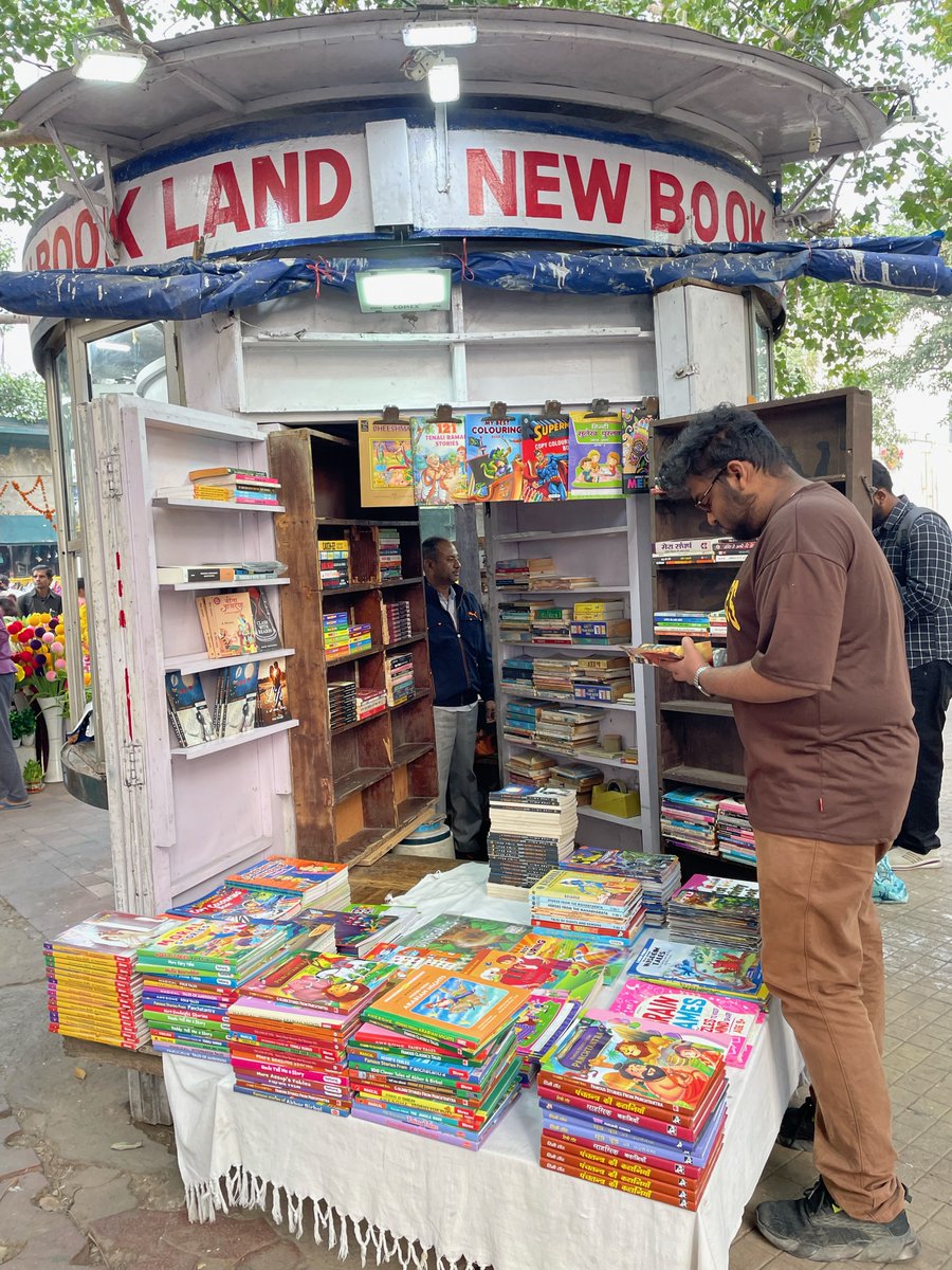 SoniaMinochka's tweet photo. Unmissable iconic landmarks surrounding the Janpath market area, a paradise for street shoppers and one of the most colorful yet chaotic markets in Delhi. Janpath infuses warmth with its charm.

#Janpath2023 #Streetshopping #depauls #janpathmarket #Delhi2023 #Dillimerijaan https://t.co/rcalCerau8