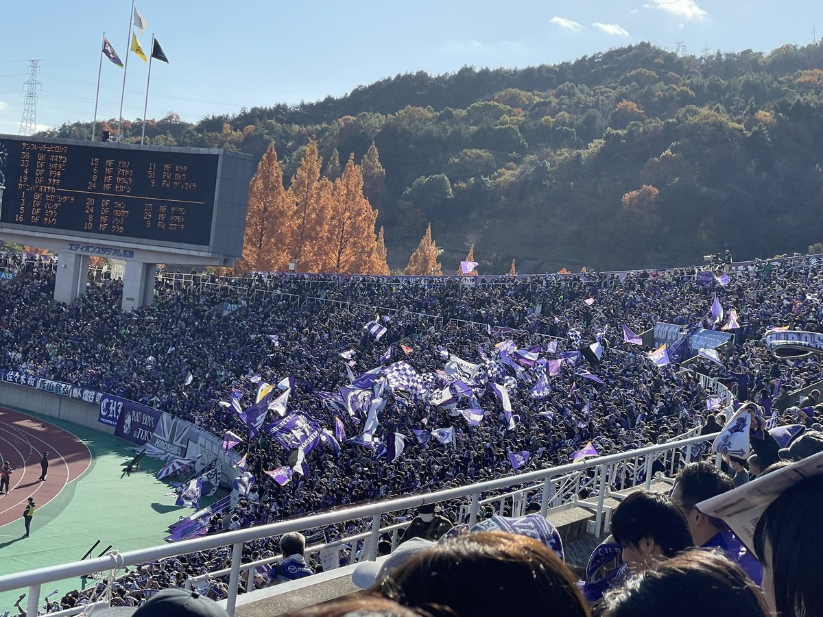 kei358168's tweet photo. B4からの絶景（B6）
＃エディスタ最終戦
＃最高の試合内容・展開
＃卓人の心を震わせるスピーチ
＃長年B4に通い続けた両親の勇姿
＃コレオは三本の矢の黄色部分
＃帰省して良かった
＃サンフレッチェ北村さんの解説を聴きながら
＃松尾コーチのマネ https://t.co/6A6uVQEc75