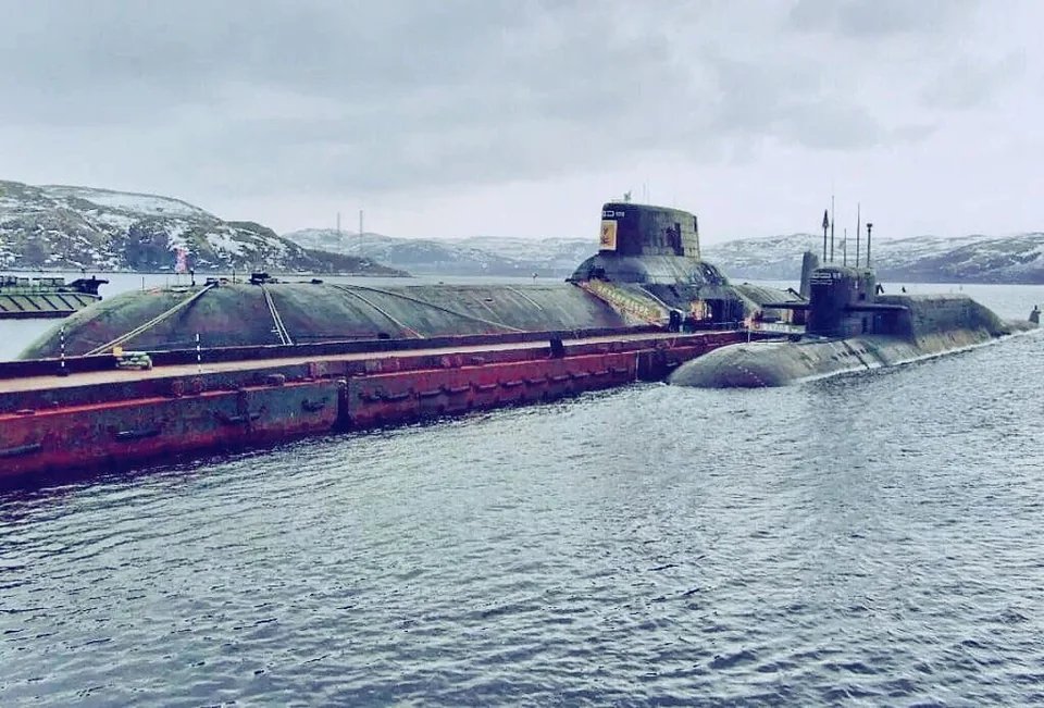 r116440's tweet photo. ⚓️🇷🇺 @mod_russia Size difference between a Project 941 'Akula' (NATO Typhoon) class SSBN 'Arkhangelsk' (TK-17) & Project 667BDRM Delfin (NATO Delta IV) class SSBN 'Tula' (K-114)#submarine #nuclear #Russia #navy #naval #warship #Typhhon #DeltaIV https://t.co/zpiSgBjfEl