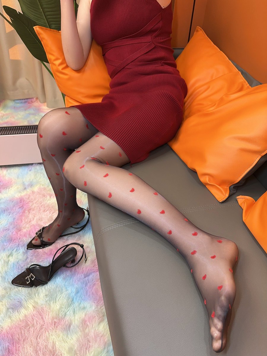 我可跟她们不一样
我穿的黑丝都带爱心❤️

涞觅「极光爱心」油亮黑丝
@limerencem #涞觅丝袜 
#涞觅不止丝滑 

免费预览电报群：https://t.co/ZmPIRpqmVo https://t.co/Oe4keqgMXn