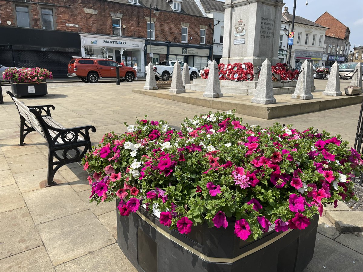 We’re grateful to Magistrates Market and others - @PomfretGallery and Taylored Holmes for their support so we can extend colourful floral features to Front Street / Cornmarket / Liquorice Way. Great for unusual / unique gifts too 🎁 #Pontefract #shoplocal