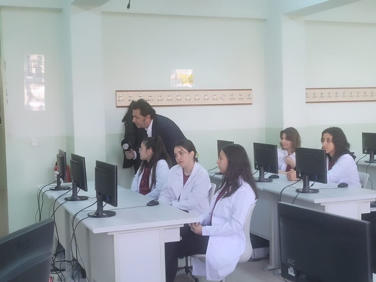 mtal_nene's tweet photo. Ege Telgraf Gazetesi okulumuzu ziyaret ederek bölümlerimizin tanıtımı ile ilgili çalışmalar yaptı. @EgeTelgraf @ilce_mem https://t.co/j0Mf9ZWI2p