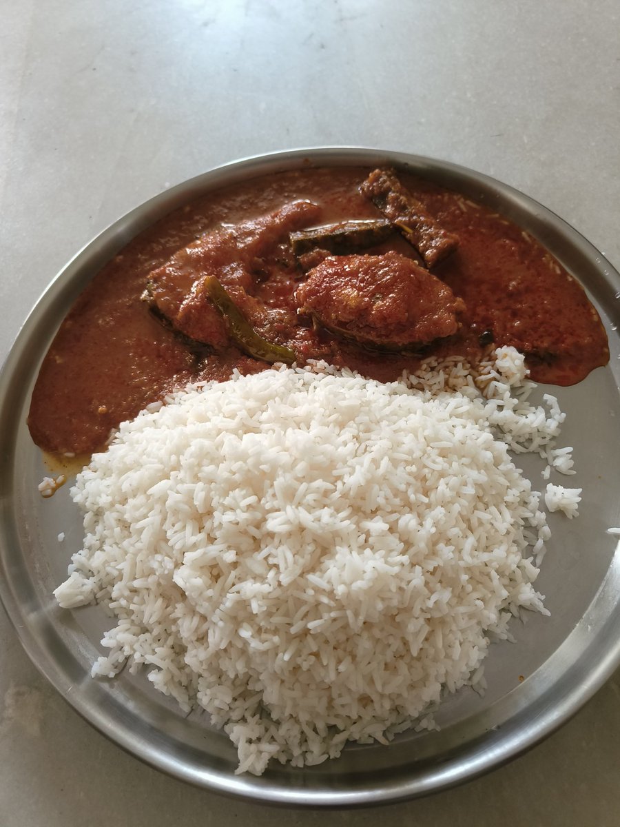 PalegarShiledar's tweet photo. Fish Curry 🎣, white rice 🍚 🍛
My favourite 😁
అప్పుడప్పుడు food pics పెట్టాలి లేదంటే మనల్ని bot అనుకోగలదు ఈ పాడు సమాజం 😜😂
#foodlover #Foodie #Fish
#RespectToFarmers https://t.co/rzifboGgai