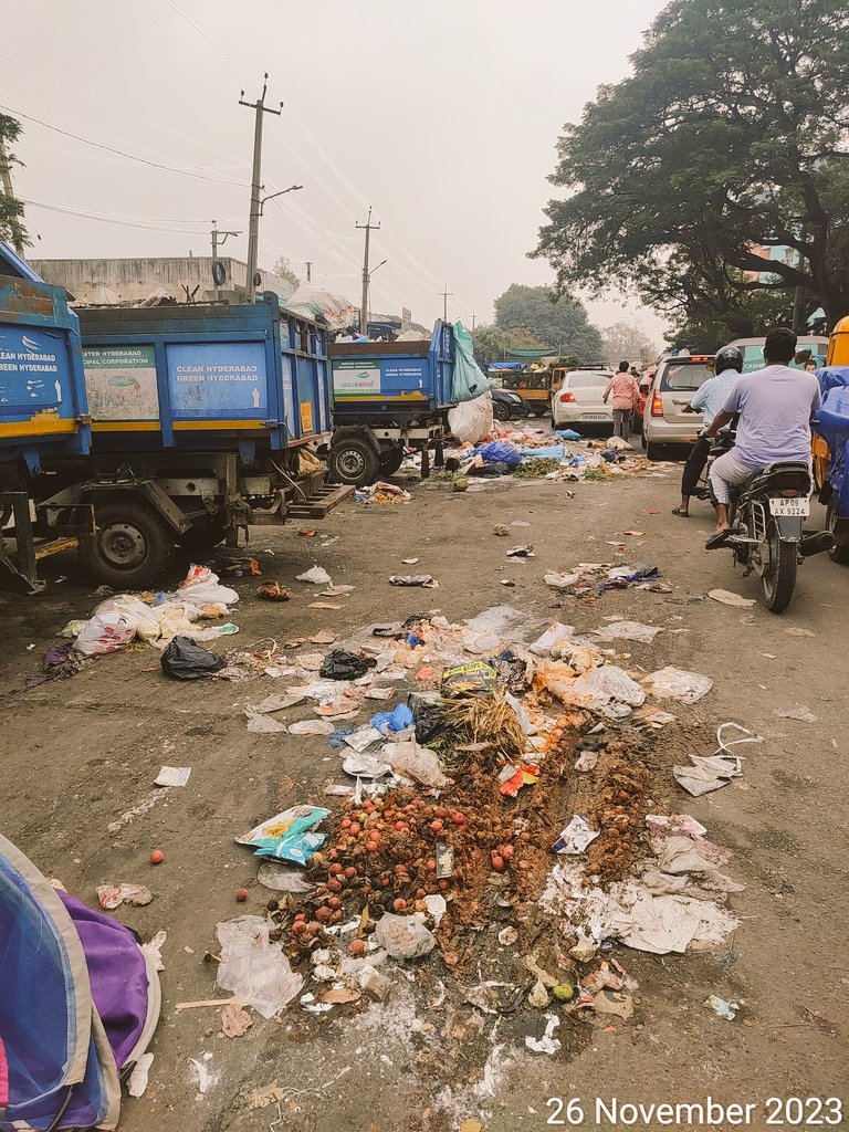 #happeninghyderabad #Hyderabad
#TelanganaAssemblyElections2023 
@KTRBRS Sir, when do we see #cleanliness  #plasticfree #garbagefree streets atleast within #hyderabad #cyberabad 
Who is reviewing?
Neither these autos move nor sewerage mess get lifted from here @arvindkumar_ias