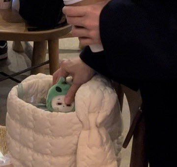 yuria_ymc's tweet photo. 범인은 방아지 모델 주인공 🥹🥰
조심스럽게 안되냐고 재차 물으시더니 눈치 보시며 가방에 쇽 🥹 
리아 배우님이 생일 카페를 방문해주셨어요💚 https://t.co/CKebcmBy1h