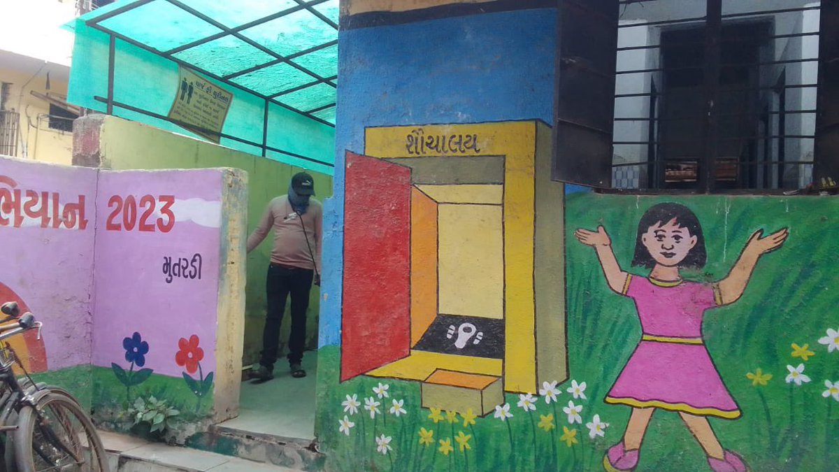 DyMCEast's tweet photo. Intensive cleaning of Community toilets and Public toilets at various locations of East zone under #SwachhtaHiSeva campaign.
#SwachhAmdavad
#SwachhGujarat2023 
#MyCityMyPride https://t.co/UHeVt7u7Sg