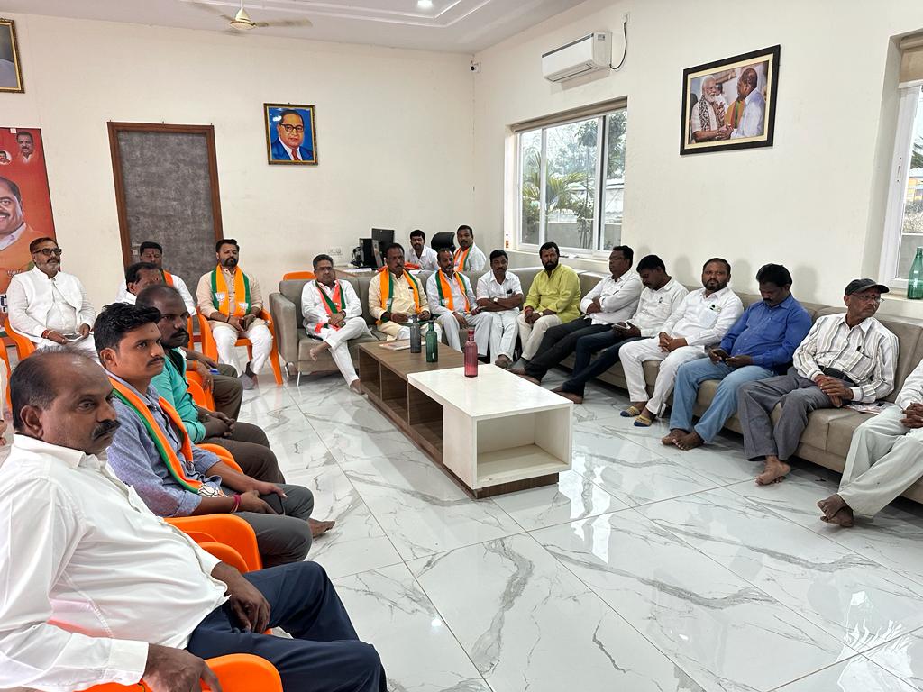 sunilbansalbjp's tweet photo. आज तेलंगाना की महेश्वरम विधानसभा पर मा. प्रधानमंत्री जी के 'मन की बात' कार्यक्रम को कार्यकर्ताओं के साथ सुना।
@narendramodi @BJP4Telangana https://t.co/Usxs9ZDLiJ