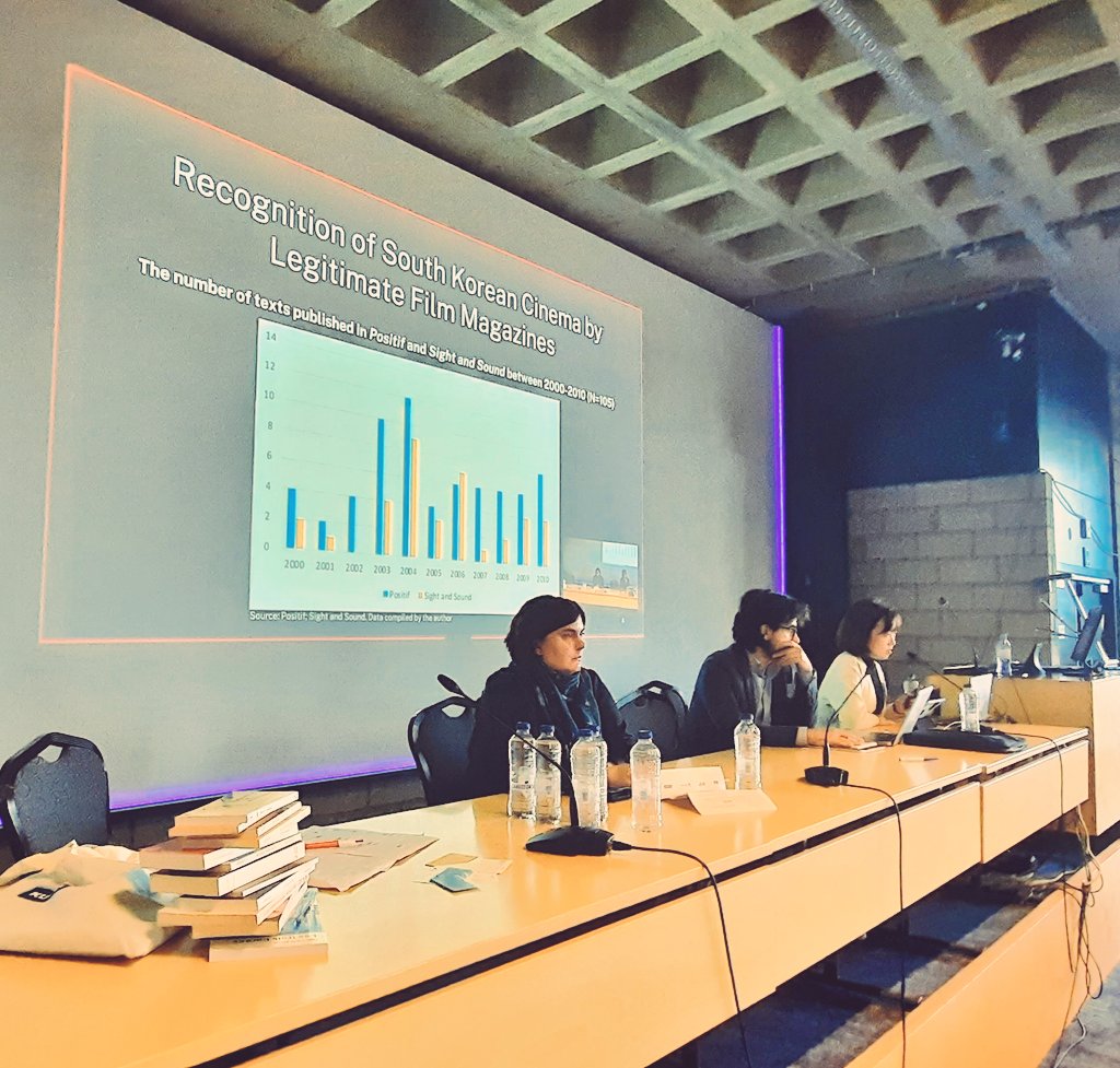 KULeuven_Korea's tweet photo. @AdrienCarbonnet @Mofa_Belgium @Woongjo @hongikunivon @SOAS @SiegenUni @KITKarlsruhe @UniLeiden @UniofOxford Session 2 "Behind the Wave" (part 2) with presentations by Eunyoung Won (@EHESS_fr), @MarcoMilani05 (@Unibo), and Bonnie Tilland (@UniLeiden). https://t.co/mzErzLKdtW