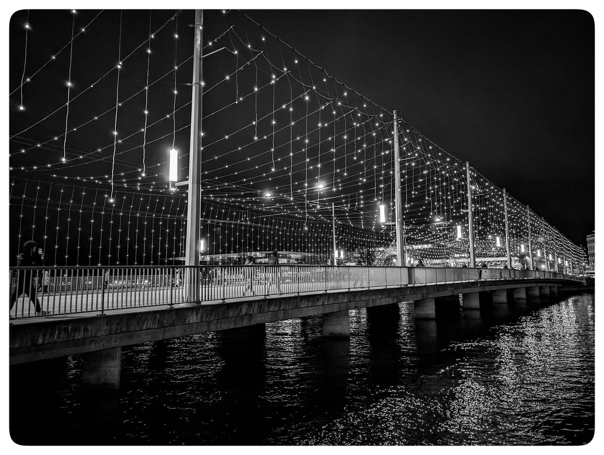 lardi_g's tweet photo. Stars shining over the bridge
#blackandwhitephotography #bnwphotography #shotonpixel8pro https://t.co/sgdJ2B7oB4