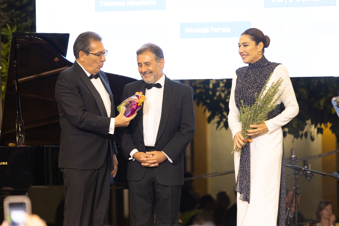 CPGaliani's tweet photo. Premio de la Salud 2022 en los Premios Escaparate por su trayectoria de excelencia profesional durante más de 30 años. 

Este reconocimiento es una motivación que nos impulsa a seguir superándonos en el cuidado y atención a la salud emocional de todas las personas. https://t.co/ZBKKW1JTse