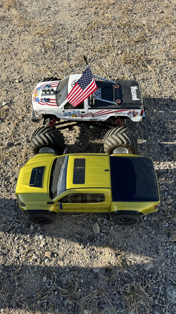 takeshi1256's tweet photo. ポカポカ陽気で野良ラジ日和☀️
1/8のUSA-1とほぼ車格が同じ😅
ボディだけならタコマの方が長い💦

今日慣らしで大人しく安全運転だったので、無傷で帰って来ました😁

#京商
#タコマ
#KB10 https://t.co/WHit93JvCE