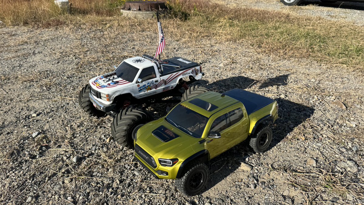 takeshi1256's tweet photo. ポカポカ陽気で野良ラジ日和☀️
1/8のUSA-1とほぼ車格が同じ😅
ボディだけならタコマの方が長い💦

今日慣らしで大人しく安全運転だったので、無傷で帰って来ました😁

#京商
#タコマ
#KB10 https://t.co/WHit93JvCE