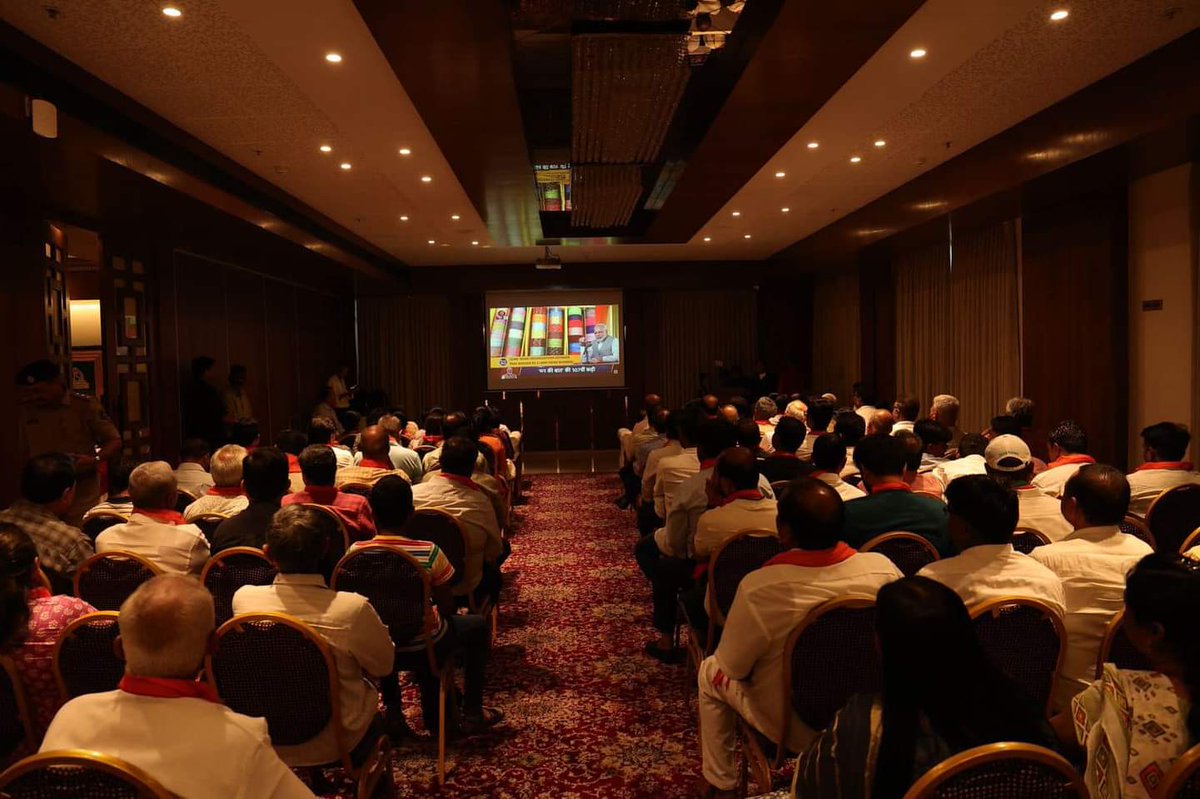 આજરોજ નવસારી ખાતે આદરણીય પ્રદેશ અધ્યક્ષ શ્રી @crpaatil સાહેબ અને જિલ્લાના કાર્યકર્તાઓ સાથે આદરણીય વડાપ્રધાન શ્રી <a href="/narendramodi/">Narendra Modi</a> સાહેબનો #MannKiBaat કાર્યક્રમ નિહાળ્યો તથા રાષ્ટ્રનિર્માણ અને રાષ્ટ્ર વિકાસમાં યોગદાનકર્તા બનવા માટે પ્રેરણા મેળવી.