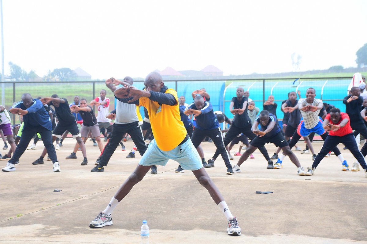 NyagatareDistr's tweet photo. Abatuye mu mujyi wa Nyagatare  no mu nkengero zawo bazindukiye muri Siporo rusange yasorejwe kuri sitade ya Nyagatare ahakorewe imyitozo ngororamubiri yayobowe n'umutoza muri siporo rusange @MUKASANelson14. Abayitabiriye bapimwe zimwe mu ndwara zitandura. https://t.co/4ATKh3hxrK