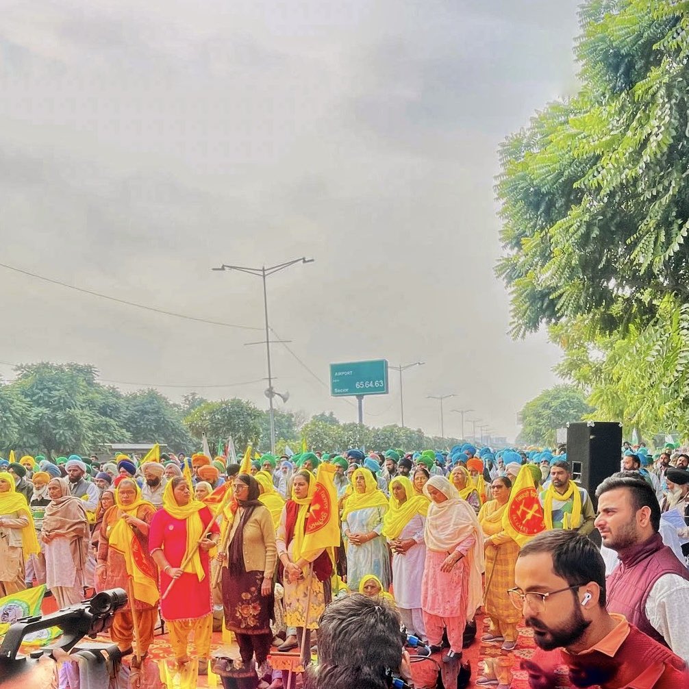 Tractor2twitr_P's tweet photo. Tributes are paid to 700+ farmers who lost their lives during #FarmersProtest Delhi.

Thousands of farmers are gathering in state capitals on 3rd anniversary of the #FarmersProtest at Delhi borders. https://t.co/5klQ5doYLQ