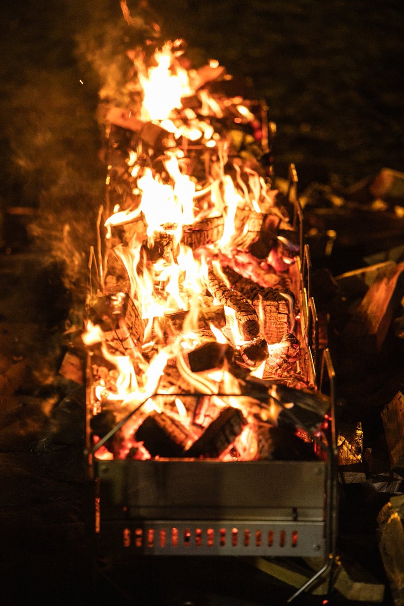 laidbackbsn's tweet image. 【焚火FREE】
陽も落ち、会場内にはLALPHAの無限連結焚火台に炎が立ち昇りました。
#cubedesign  さんご提供の薪で焚火FREEということで、山のように摘まれた薪を、想い想いにくべるチルタイム。

#BSNラジオ #レイドバックライフ #旅するテント 
#森ゆれる #ゆうぎオートキャンプ場 #柏崎市