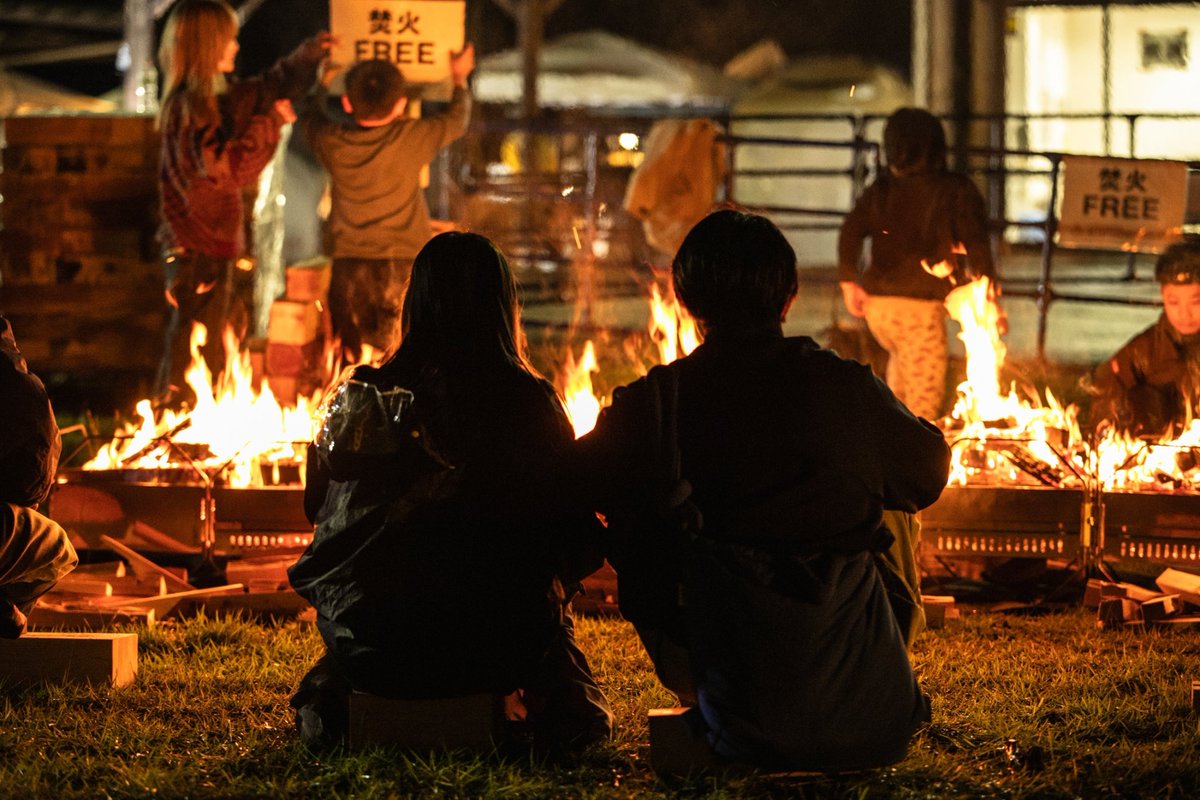 laidbackbsn's tweet image. 【焚火FREE】
陽も落ち、会場内にはLALPHAの無限連結焚火台に炎が立ち昇りました。
#cubedesign  さんご提供の薪で焚火FREEということで、山のように摘まれた薪を、想い想いにくべるチルタイム。

#BSNラジオ #レイドバックライフ #旅するテント 
#森ゆれる #ゆうぎオートキャンプ場 #柏崎市