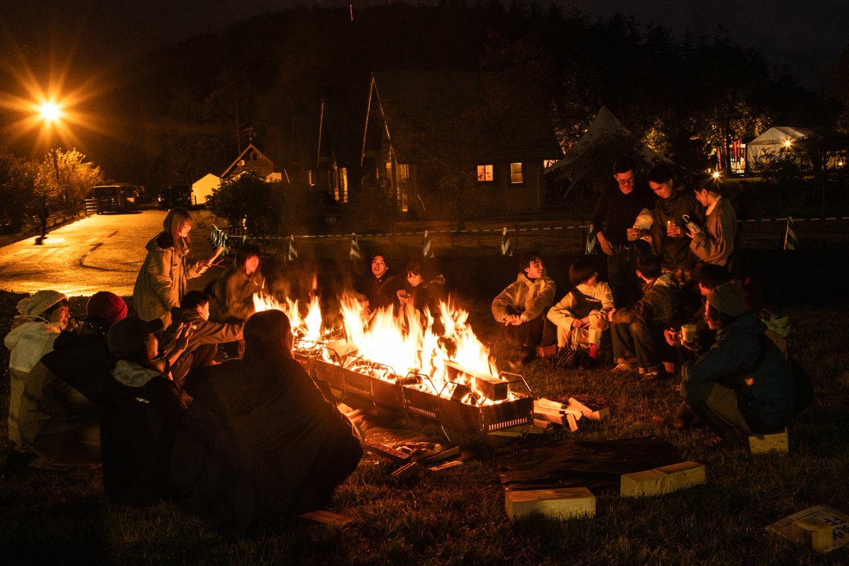 laidbackbsn's tweet image. 【焚火FREE】
陽も落ち、会場内にはLALPHAの無限連結焚火台に炎が立ち昇りました。
#cubedesign  さんご提供の薪で焚火FREEということで、山のように摘まれた薪を、想い想いにくべるチルタイム。

#BSNラジオ #レイドバックライフ #旅するテント 
#森ゆれる #ゆうぎオートキャンプ場 #柏崎市