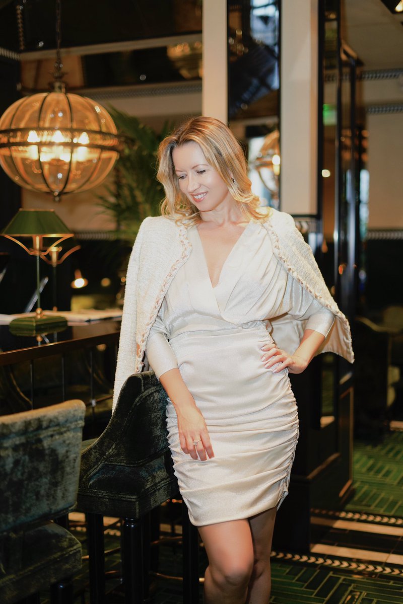 Dazzle this festive season in SAFIRO’s luxury cocktail and party dresses.

Exuding a sense of elegance and exclusivity, our designer dresses redefine sophistication and style.

safiro.com/2023/11/23/lux…

#luxuryfashion #sustainablefashion #designer #FestiveSeason