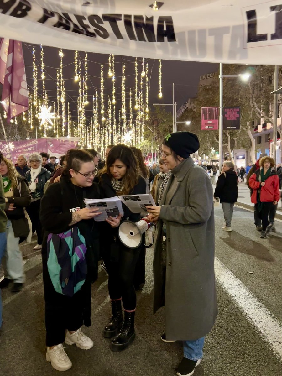 faticevallossc's tweet photo. 🗣️🇵🇸#25N Des de Barcelona fins a Palestina!, contra les violències masclistes, racistes i colonials! Lluita, organització, resistència i autodefensa feminista!✊🏿✊🏾✊🏽#palestinalliure #RegularizaciónYA #dretsperatotes #NoSeAcabó #justíciasocial https://t.co/d0HqBl6i2O