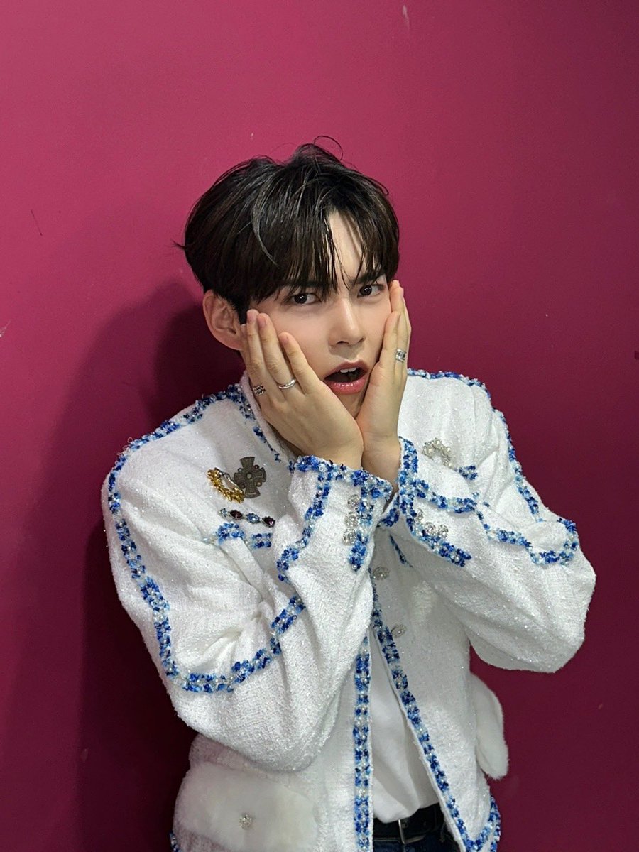 ZB1_official's tweet photo. _💌

제로즈~🌹
벌써 2집 마지막 방송이라니..
그렇지만 연말 시상식 무대도 남았는걸!!
추우니까 옷 따뜻하게 입자아☃️❄️
사랑해💌

#SUNGHANBIN #성한빈
#ZEROBASEONE #ZB1 #제로베이스원 https://t.co/5Oe8nMjrWL