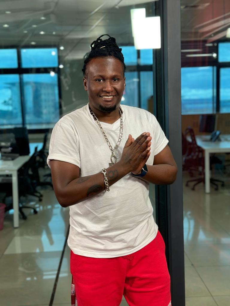 VybezRadioKE's tweet photo. "My People Shout Free...!!"
@djsteve_junior pon de mic &amp; Wheels of Steel!!
12-4PM🔥🔥
#SundayVybez https://t.co/KQnqXJUivo