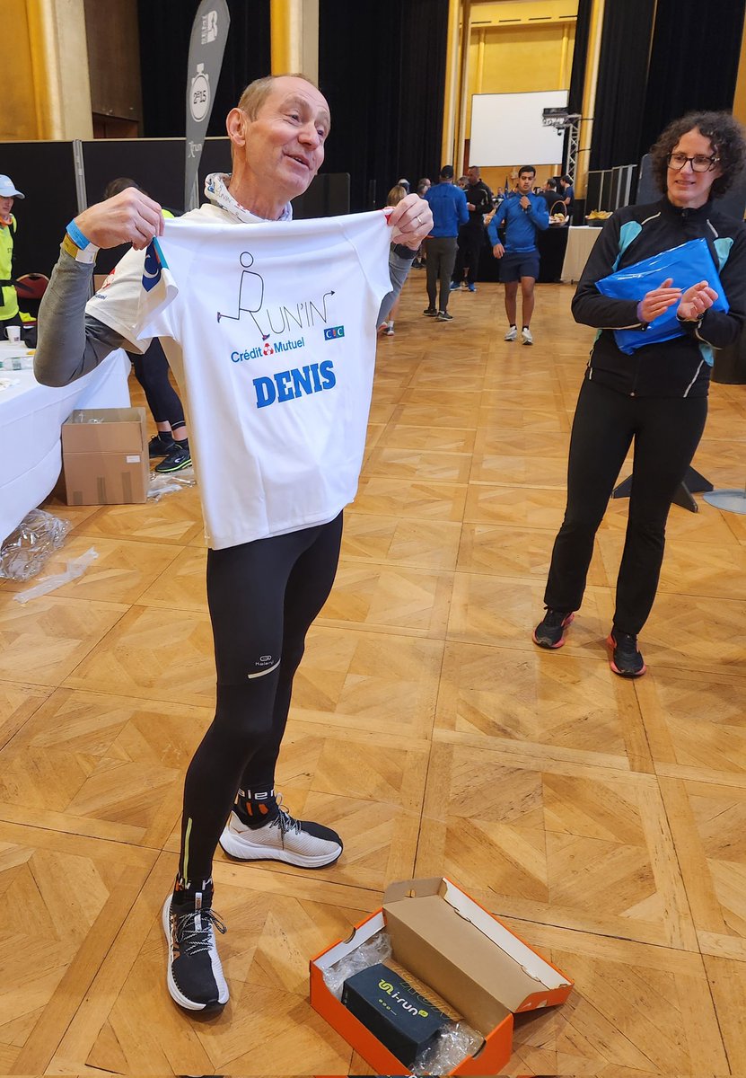 Avant le départ du Semi-marathon de Boulogne-Billancourt, <a href="/setti_benmira/">Setti Ben Mira</a> et <a href="/carole_robin/">Carole Robin</a> remettent, au nom de <a href="/run_et/">Run'In Crédit Mutuel et CIC</a>, un cadeau à Denis Martin, qui mettra un terme à sa longue et performante carrière au <a href="/CreditMutuel/">Crédit Mutuel</a> Ile-de-France dans quelques jours.
Sport et entreprise, des