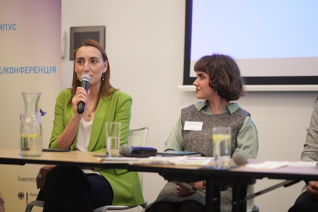 ECPMF's tweet photo. "I was sitting with my friend in 2014 and I said “the war we are at now” and he asked me if I call it a war. It took us some time to get used to this word. Especially outside Ukraine I felt it didn’t look like this." – Olga Myrovych, @LvivMediaForum, at #ReCover23. https://t.co/gBQpRsQY0Y