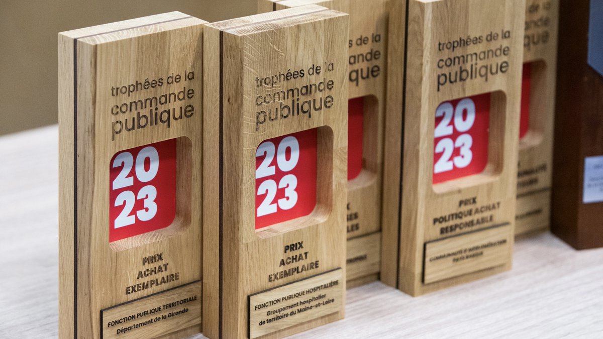 achatpublic_com's tweet photo. 🏆 Les lauréats de la 16e édition des Trophées de la #CommandePublique sont... #TCP23 #PNAD #AchatsDurables https://t.co/lqMLp5eREh https://t.co/CPZAT2uFZd