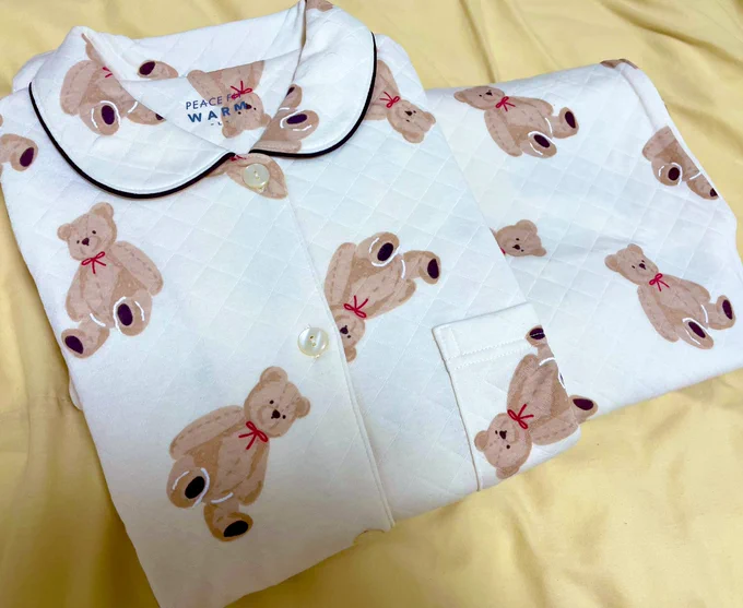 買い物から帰ってきた旦那が「パジャマ買ってきてやったで〜。」とくれたんですが、実は真外が女児じゃなくてアラサーである事がまだバレてないのかもしれん。