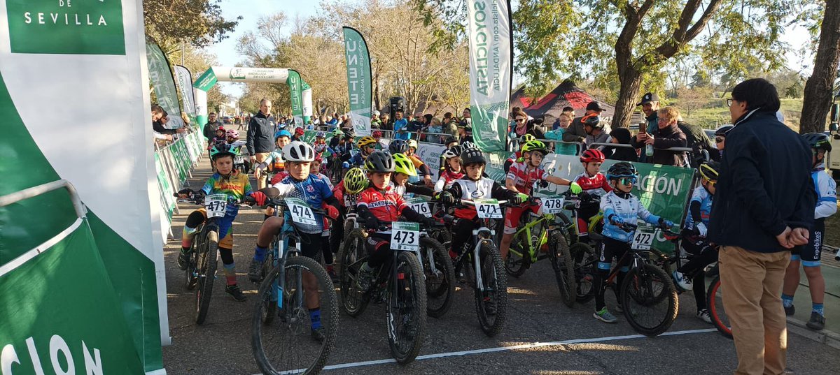 FACiclismo's tweet photo. 🎥🚵‍♂️🚵‍♀️Arranca en #Carmona la edición del #circuitorallysevilla 2023/24. Las categorías de escuelas son las encargadas de abrir la prueba. ¡Ánimo y a disfrutar!
@DeporteAND @DIPUSEVI @CarmonaAyto https://t.co/vruvcoRQa2
